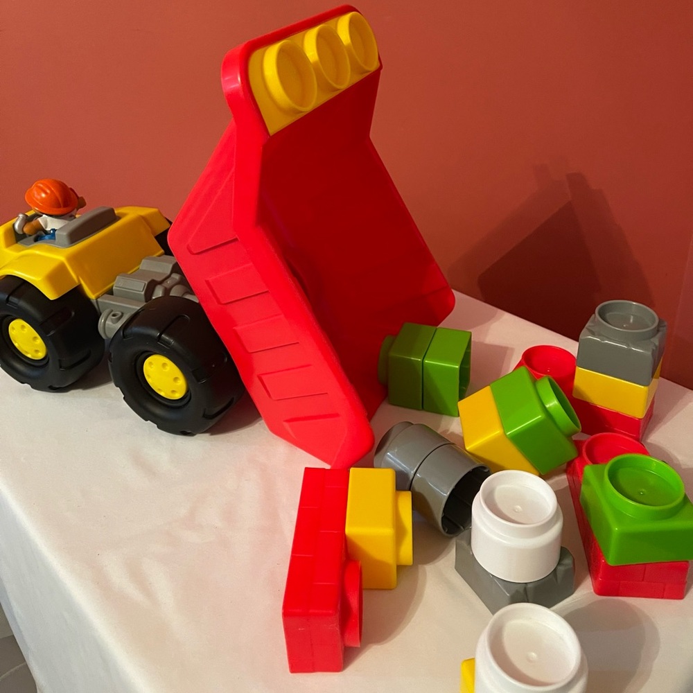 Fisher-Price Little People Dump Truck w/Driver & Blocs